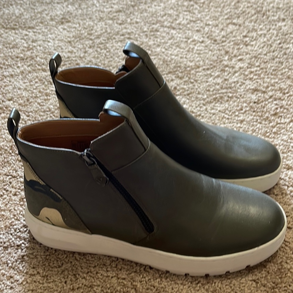 Vionic Gray Ankle Boots with White Sole